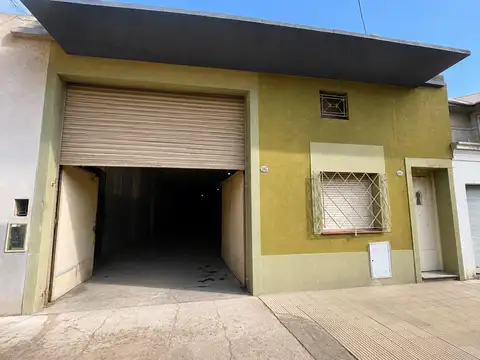 Depósito sobre lote propio de 323 m² con potencial industrial y de inversión en Lanús Este