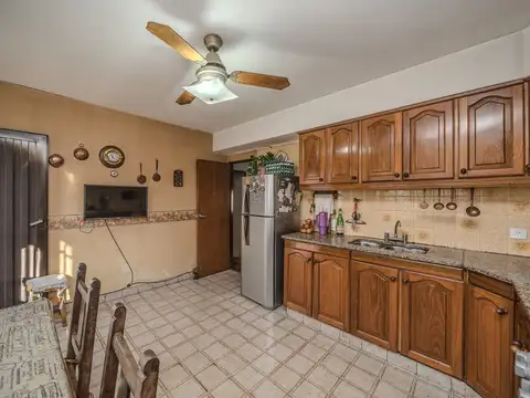 CASA 4 AMB CON PILETA Y COCHERA - CASEROS NORTE