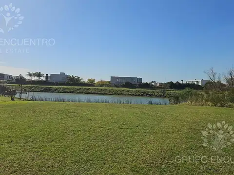LOTE AL AGUA EN VENTA – BARRIO PUERTO, EL CANTÓN – 831 M²