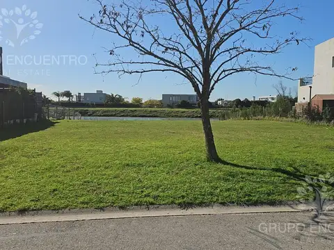 LOTE AL AGUA EN VENTA – BARRIO PUERTO, EL CANTÓN – 831 M²