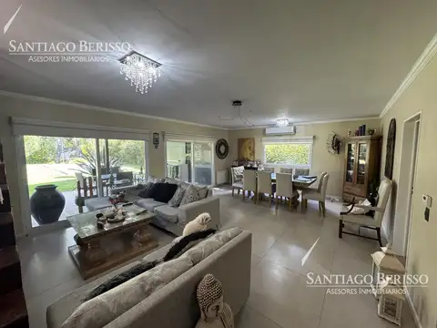 Casa 8 ambientes con 3 baños