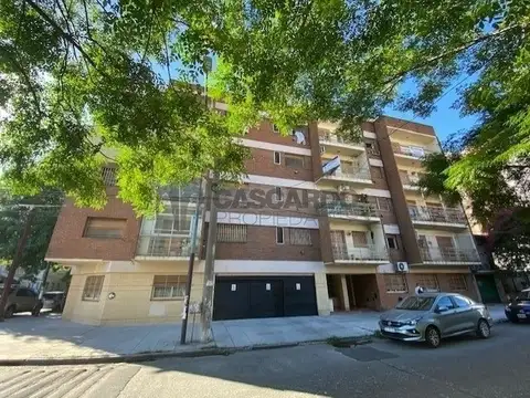 Departamento de 3 ambientes con 2 balcones y cochera