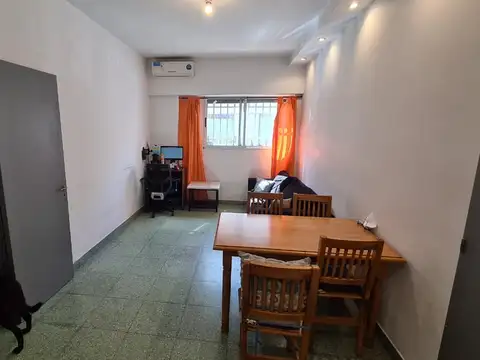 Pje Dinamarca 1100, Piso PB