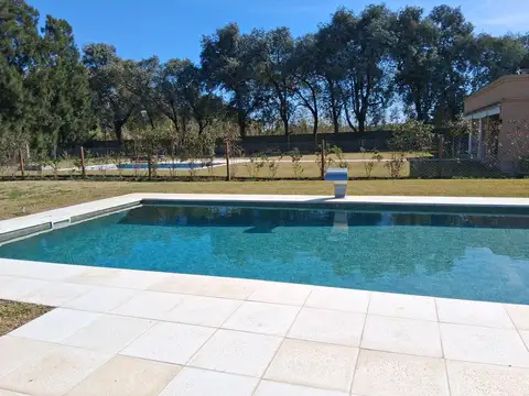 Excelente casa amoblada en alquiler en barrio Haras del Sol 100