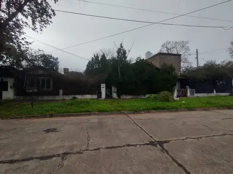 Chalet sobre 2 Lotes 510m2 en Venta - Castelar Sur