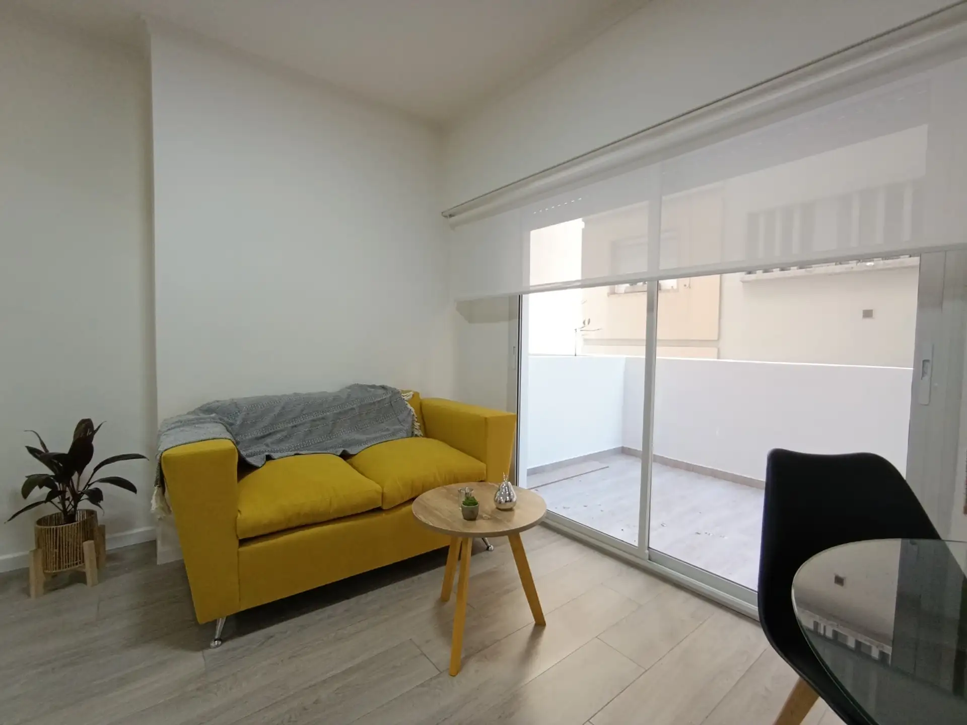 Monoambiente reciclado con balcón/terraza lateral, 39m² en Plaza Colón