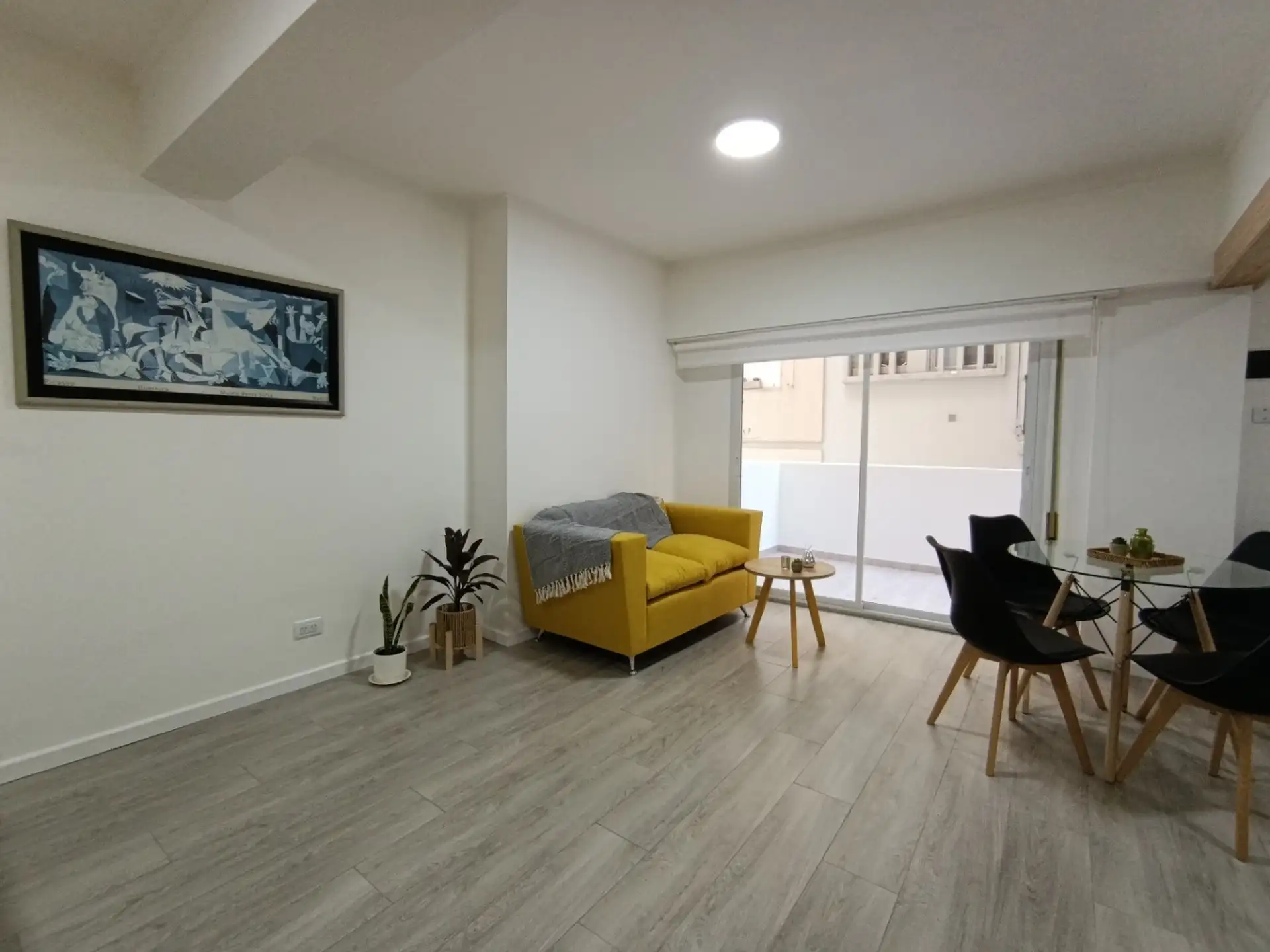 Monoambiente reciclado con balcón/terraza lateral, 39m² en Plaza Colón