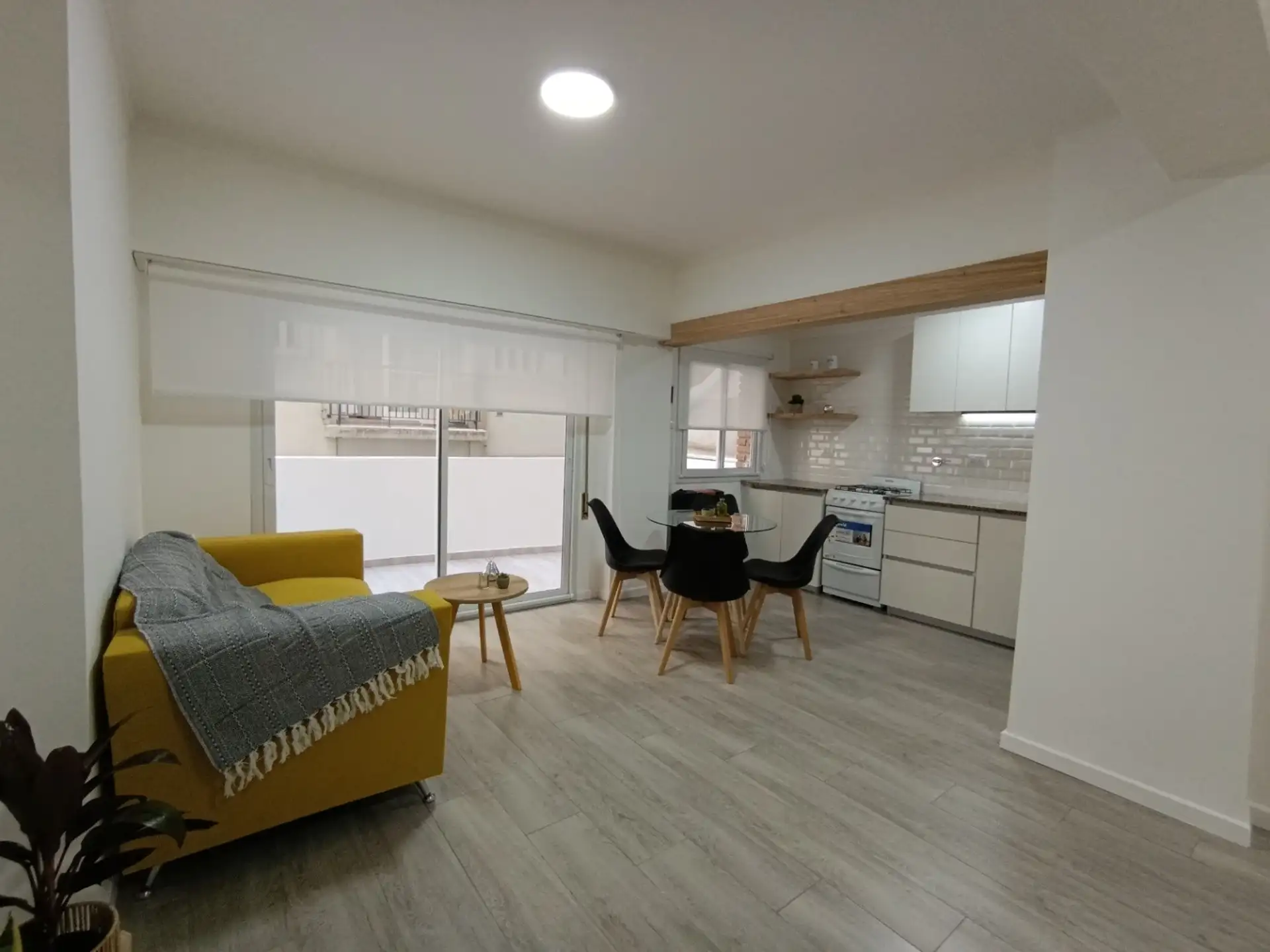 Monoambiente reciclado con balcón/terraza lateral, 39m² en Plaza Colón