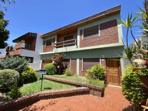 Chalet en Venta con 2 Dormitorios + Escritorio + Piscina