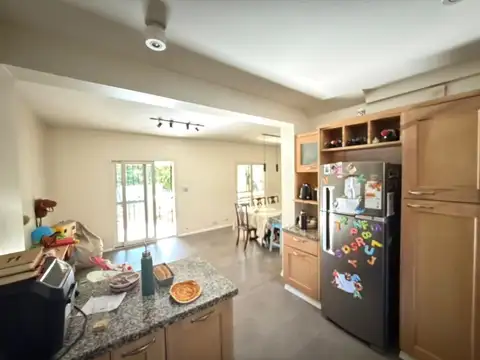 Casa en Alquiler con 2 cocheras