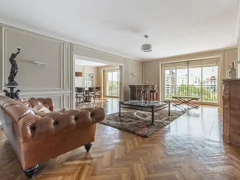 Alvear y Ortiz. Piso con vista a plaza. 4 dormitorios. Cochera. Recoleta