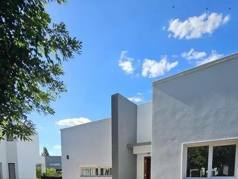 Impecable Casa en Venta, Haras Santa María, Eucaliptos