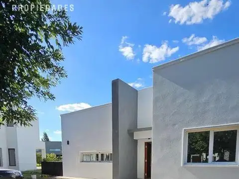 Impecable Casa en Venta, Haras Santa María, Eucaliptos