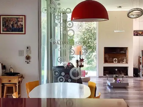 Casa 6 ambientes con 5 baños
