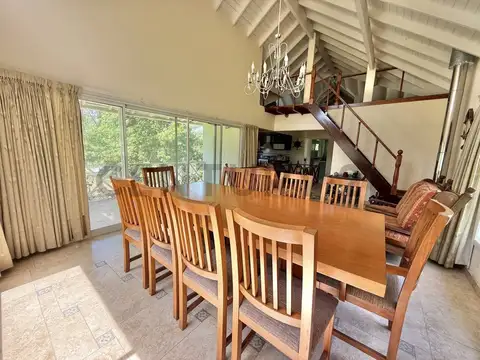 Casa 6 ambientes con 2 baños