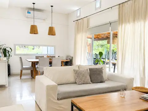 Casa en Venta con 2 cocheras