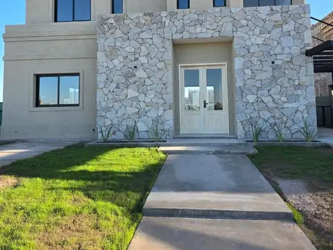 OPENHOUSE inmobiliaria presenta a la venta fabulosa casa a estrenar en barrio privado Lar de Boedo.