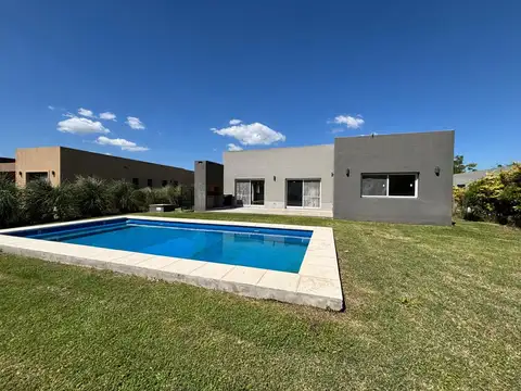 Casa 5 ambientes con 3 baños