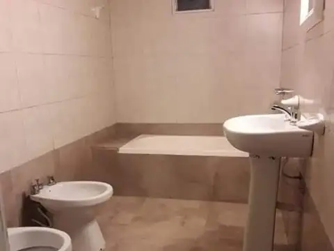 CASA ALQUILER ARTURO SEGUI 141 E/ 438 y 439 3 DORMITORIOS