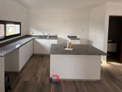 Casa 4 ambientes con 2 baños