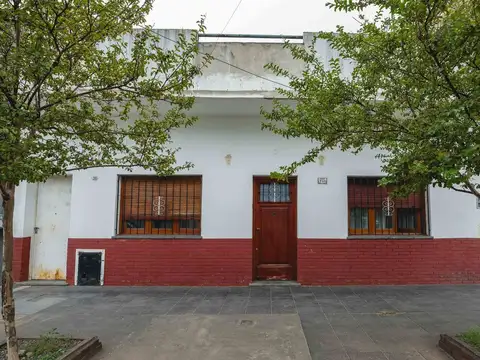 VENTA CASA 3 AMBIENTES EN CIUDADELA CON JARDIN
