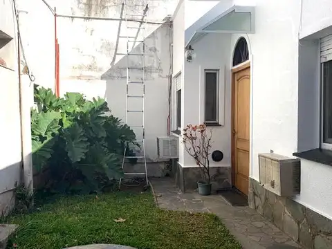 Venta en Block, dos Casas PH al fondo en Martínez con Parrila y Jardín