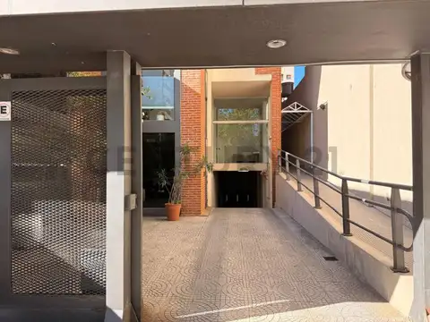 Cochera Cubierta en Venta en 13 entre 43 y Plaza Paso