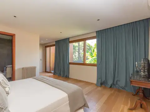 Casa en Venta con 3 cocheras