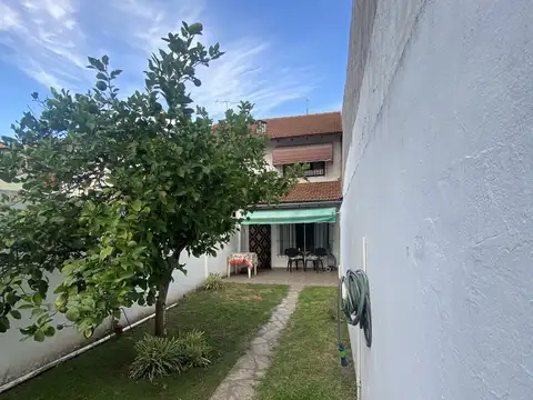 Excelente Dúplex 3 amb. con patio y cochera - muy bien ubicado / V. Luzuriaga