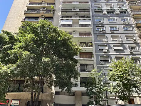 Piso alto en Recoleta con balcón corrido, cochera y seguridad 24 hs