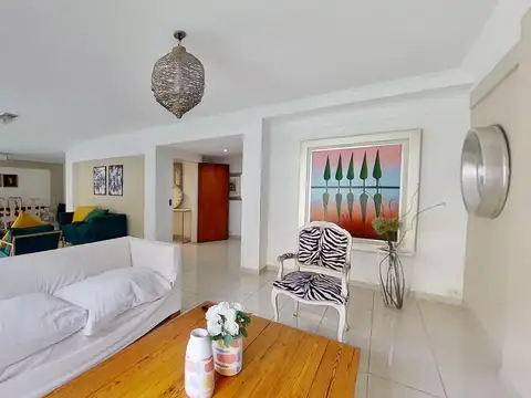 Exclusivo piso de  6 Ambientes con Dependencia, Patio y 3 Cocheras