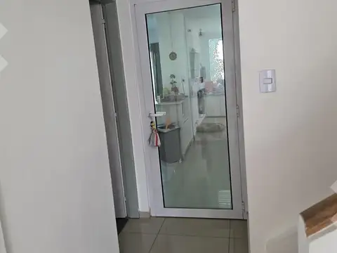 Casa 7 ambientes con 2 baños