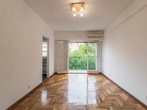 Venta departamento con balcón Plaza Guemes, piso alto, luminoso