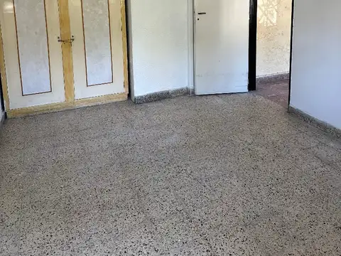 CASA 4 AMBIENTES PARA DESTINO MIXTO (VIVIENDA O COMERCIAL). REQUISITOS EN LA DESCRIPCION.