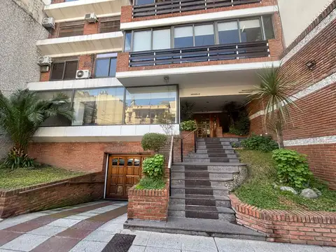 Semipiso en venta de cuatro ambientes con cochera y amenities