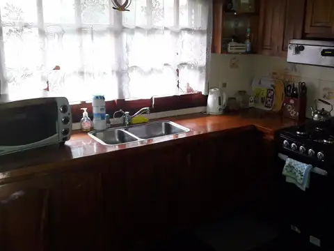 Execelente Propiedad, Estocolmo 2230, Isidro Casanova. No Apto Crédito.