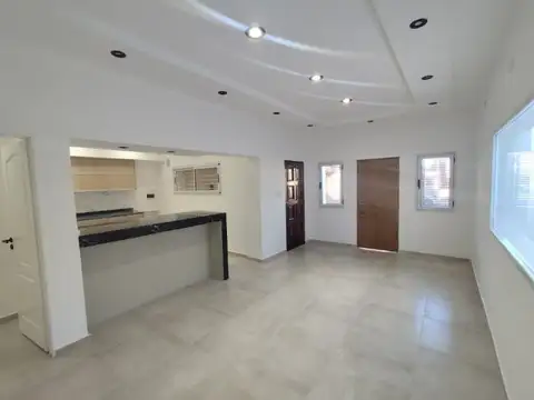 VENDO MODERNA CASA CENTRICA - CIUDAD DE SAN LUIS