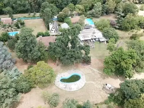 CASA QUINTA CON PILETA, QUINCHO Y 8.900 M² DE TERRENO