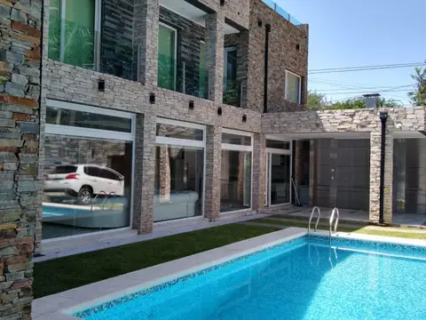 Casa 5 ambientes con 4 baños