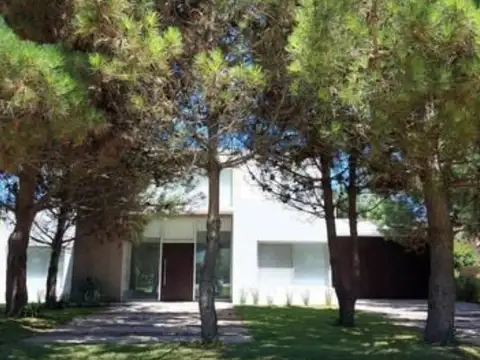 Casa 5 ambientes Barrio La Herradura, venta en Pinamar