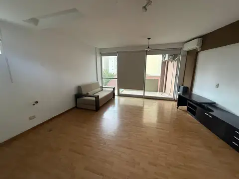 AMPLIO MONOAMBIENTE AL FRENTE CON BALCÓN Y ESPACIO GUARDACOCHE