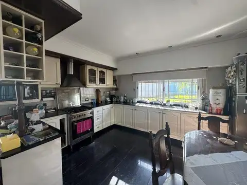 Casa en Venta con 4 cocheras