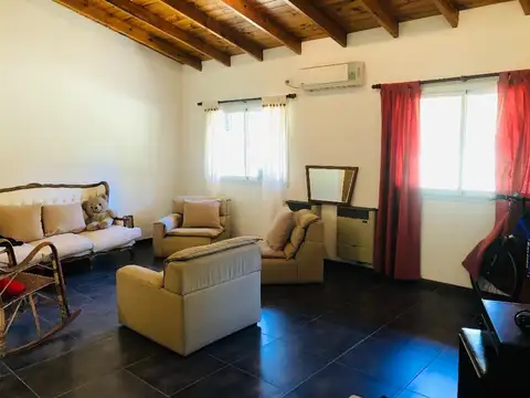 Casa 4 ambientes con 2 baños
