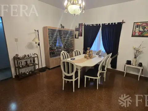 Venta casa 5 ambientes con cochera en Lanús Oeste