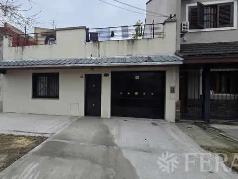 Venta casa 5 ambientes con cochera en Lanús Oeste