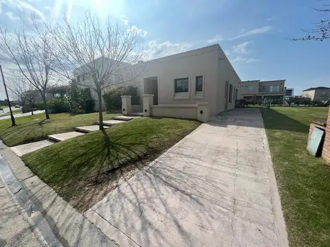 Casa 4 ambientes con 3 baños