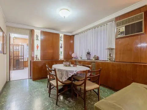 Casa 8 ambientes con 2 baños