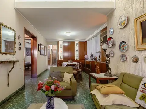 Casa 8 ambientes con 2 baños