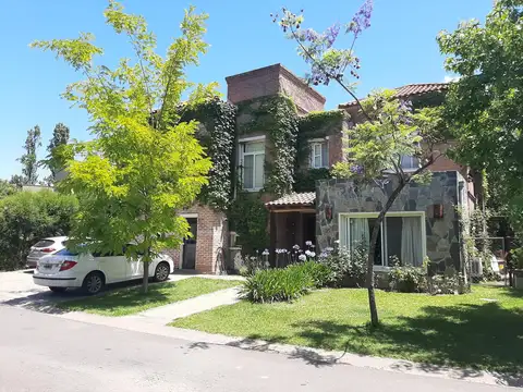 Casa 6 ambientes con 3 baños