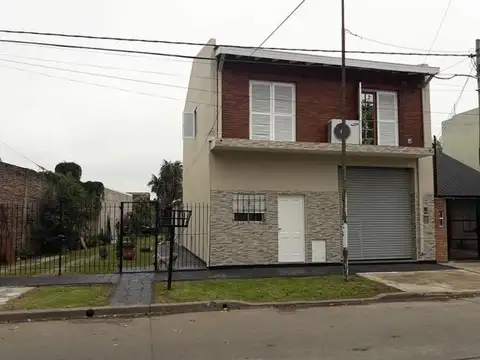 EXCELENTE CASA DE 5 Ambientes Con LOCAL y un quincho cerrado